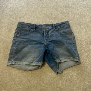 Light wash mid length kids jean shorts size 10